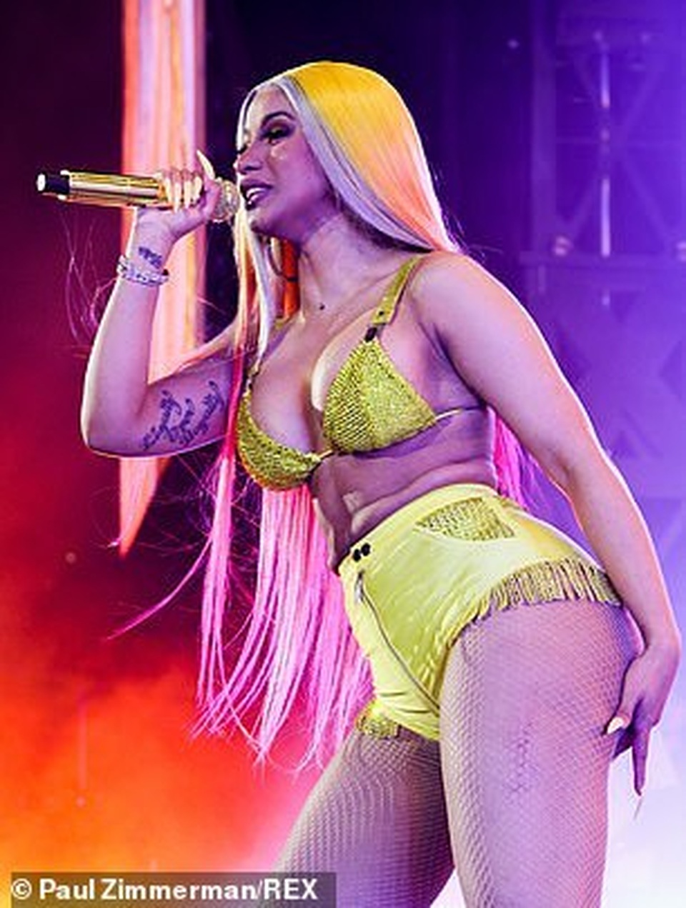 Cardi B trình diễn bốc lửa, khoe ngực khủng - 6 Cardi B trình diễn bốc lửa, khoe ngực khủng - 6