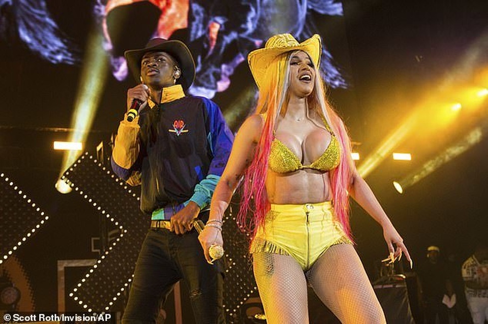 Cardi B trình diễn bốc lửa, khoe ngực khủng - 2 Cardi B trình diễn bốc lửa, khoe ngực khủng - 2