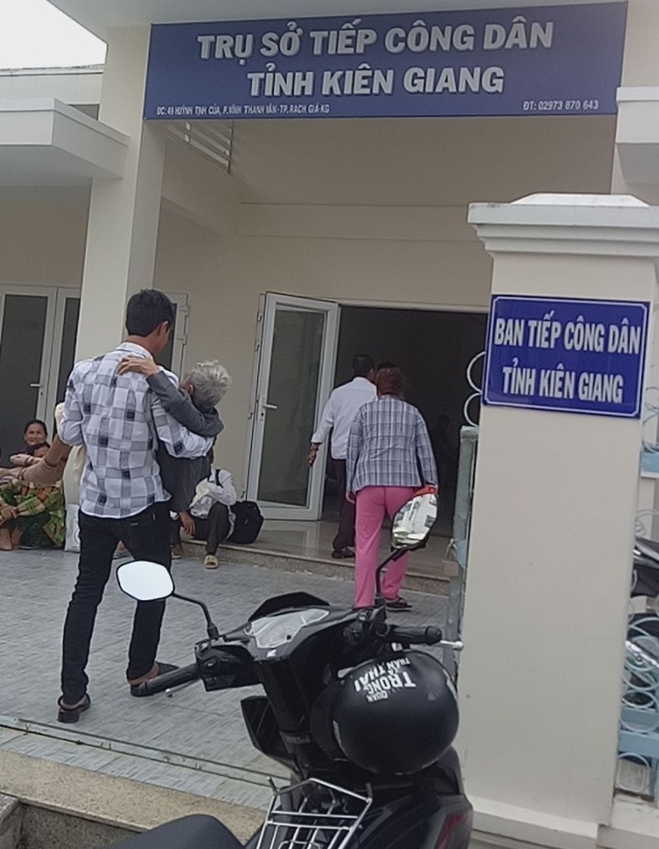 Cụ bà dành nửa đời người đi đòi đất nhờ cháu bế đến đối thoại với Thanh tra Chính phủ - 1 Cụ bà dành nửa đời người đi đòi đất nhờ cháu bế đến đối thoại với Thanh tra Chính phủ - 1
