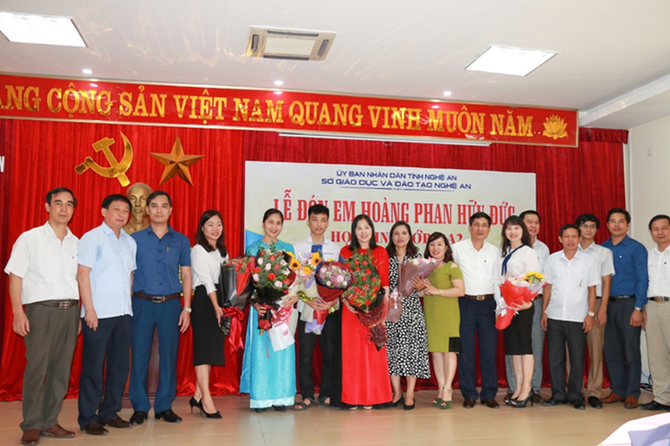 Nghệ An chào đón nam sinh đoạt HCB Olympic Tin học châu Á năm 2019 - 1 Nghệ An chào đón nam sinh đoạt HCB Olympic Tin học châu Á năm 2019 - 1