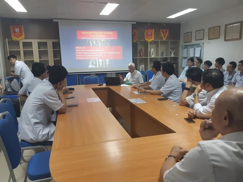 Giáo sư người Mỹ chia sẻ kinh nghiệm quý giá về phẫu thuật cột sống trẻ em - 1