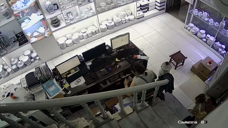 Hà Nội: Người phụ nữ “diễn kịch”, trộm tiền ở cửa hàng gốm sứ - 2 Hà Nội: Người phụ nữ “diễn kịch”, trộm tiền ở cửa hàng gốm sứ - 2