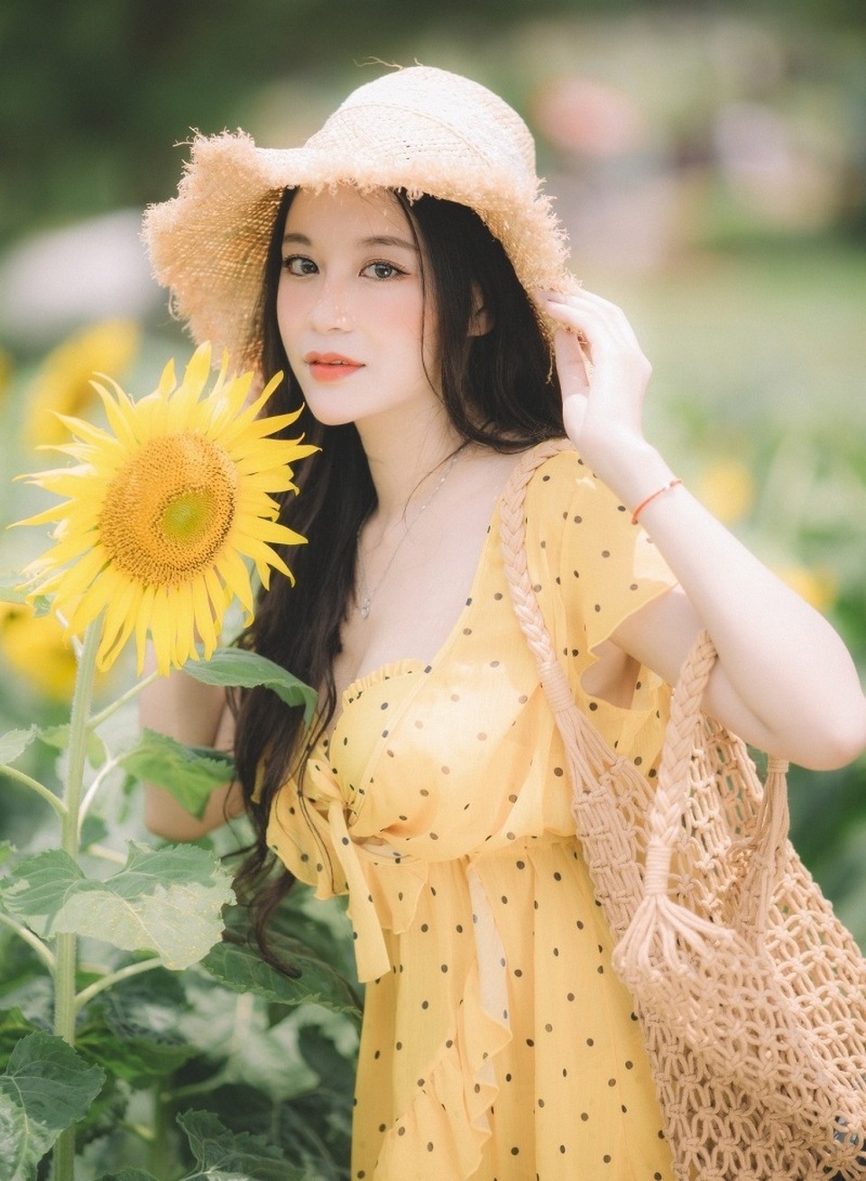 Hot girl ĐH Thương mại gây thương nhớ với bộ ảnh bên hoa hướng dương - 5