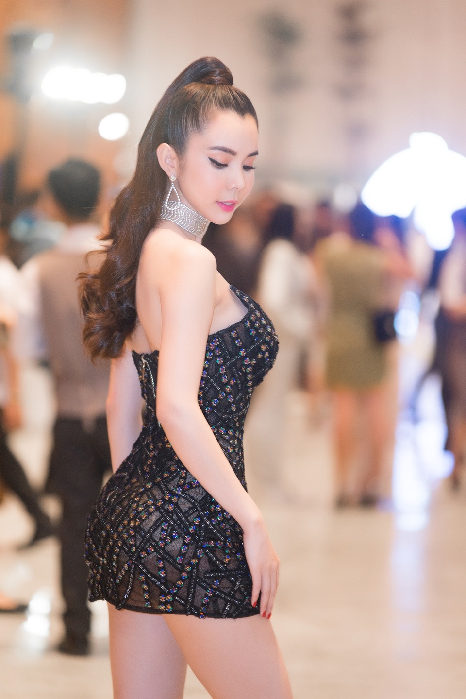 Huỳnh Vy diện đầm cúp ngực gợi cảm - 4