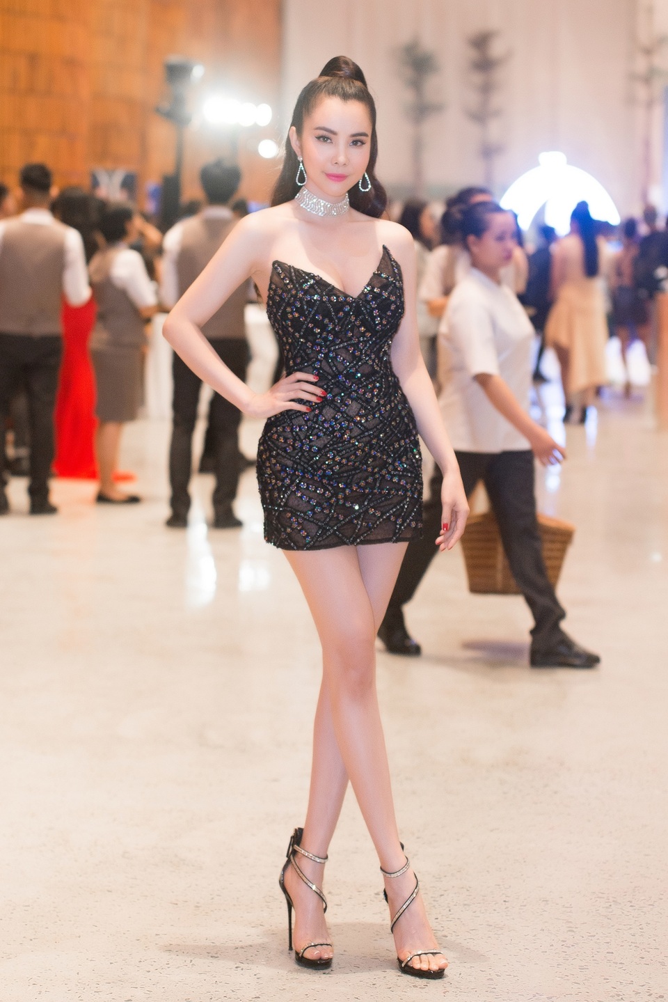 Huỳnh Vy diện đầm cúp ngực gợi cảm - 1