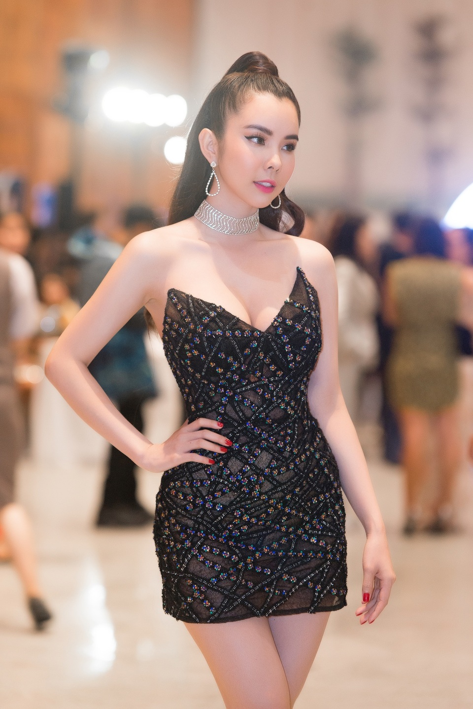 Huỳnh Vy diện đầm cúp ngực gợi cảm - 3