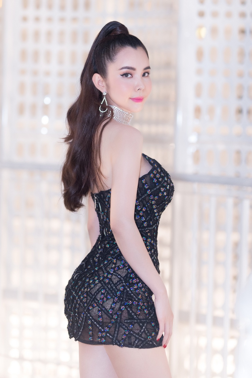 Huỳnh Vy diện đầm cúp ngực gợi cảm - 5