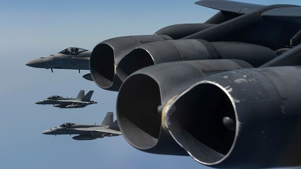 B-52, tàu sân bay Mỹ tập trận mô phỏng tấn công sát Iran - 2 B-52, tàu sân bay Mỹ tập trận mô phỏng tấn công sát Iran - 2