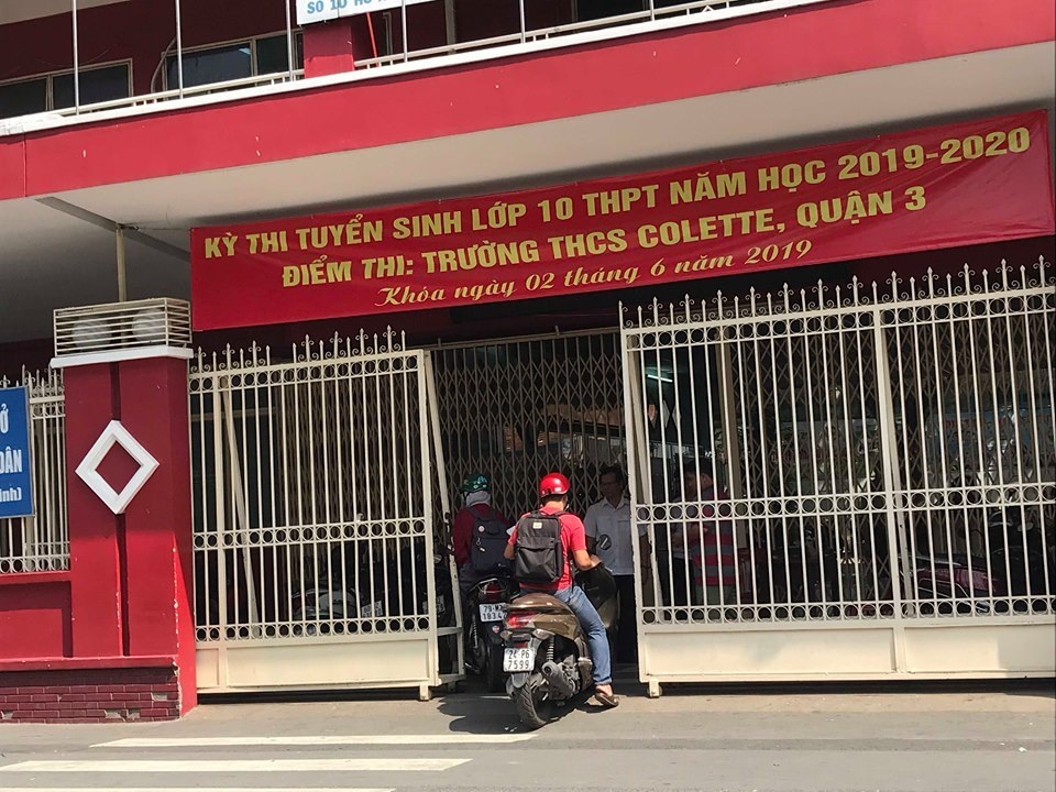 Giám thị rời điểm thi, sang trường khác an ủi học trò không được thi vì ngủ quên - 1 Giám thị rời điểm thi, sang trường khác an ủi học trò không được thi vì ngủ quên - 1