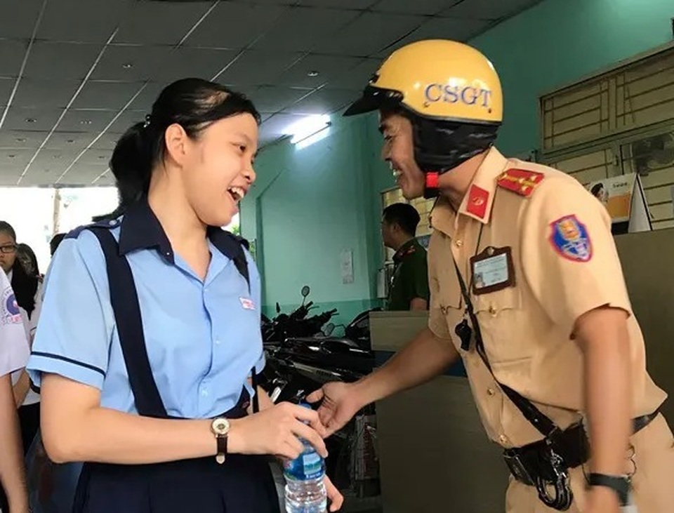 Giám thị rời điểm thi, sang trường khác an ủi học trò không được thi vì ngủ quên - 3 Giám thị rời điểm thi, sang trường khác an ủi học trò không được thi vì ngủ quên - 3