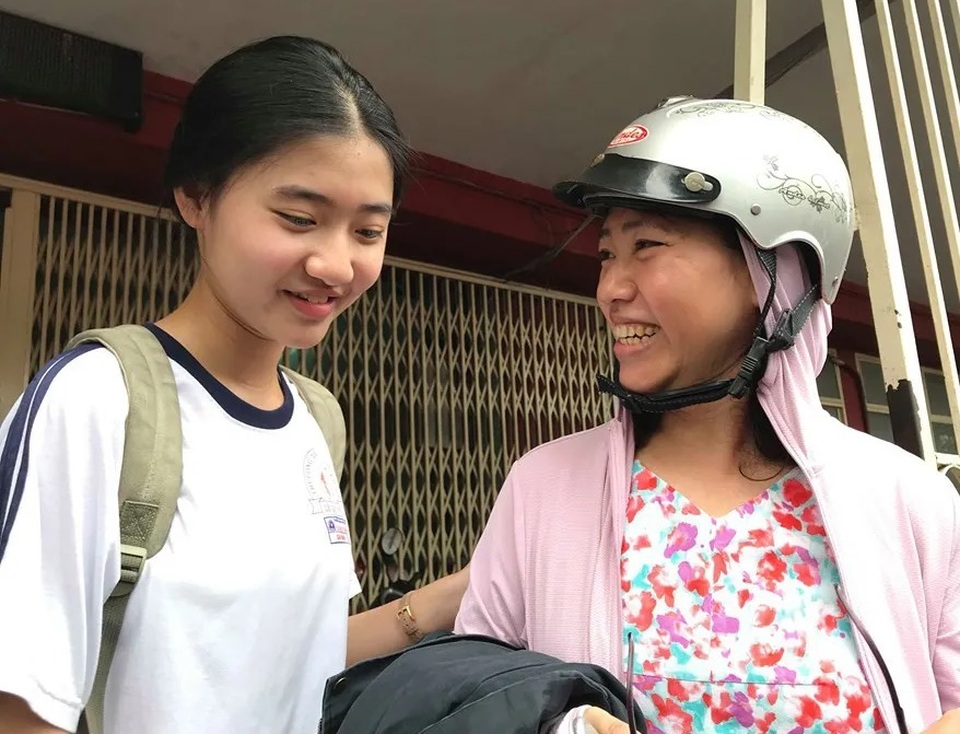 Giám thị rời điểm thi, sang trường khác an ủi học trò không được thi vì ngủ quên - 2 Giám thị rời điểm thi, sang trường khác an ủi học trò không được thi vì ngủ quên - 2