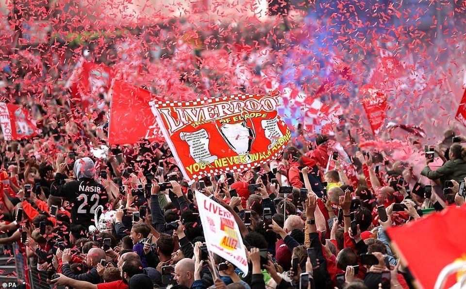 Choáng ngợp vì cảnh ăn mừng hoành tráng của Liverpool - 15