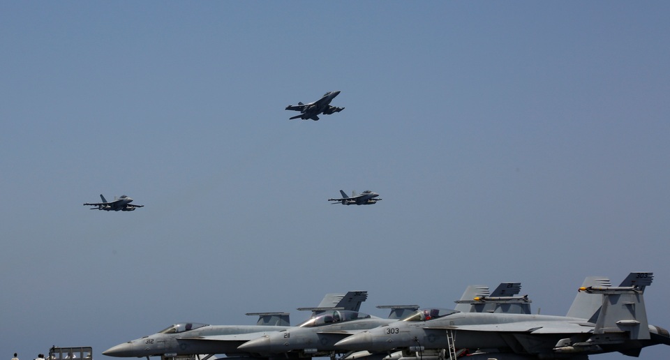 B-52, tàu sân bay Mỹ tập trận mô phỏng tấn công sát Iran - 7 B-52, tàu sân bay Mỹ tập trận mô phỏng tấn công sát Iran - 7
