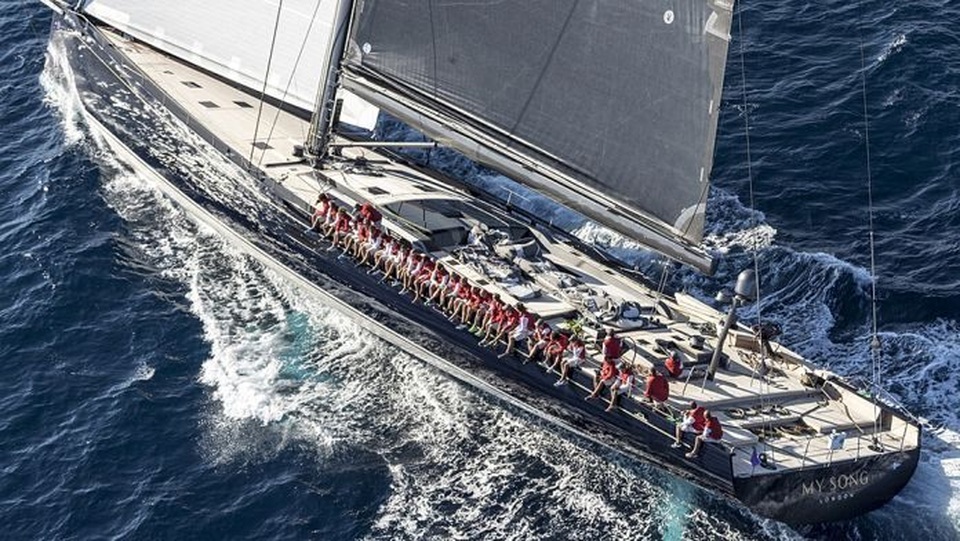 Tỷ phú “khóc ròng” vì siêu du thuyền 38 triệu USD bị rơi khỏi tàu chở hàng, mất tích dưới biển - 1