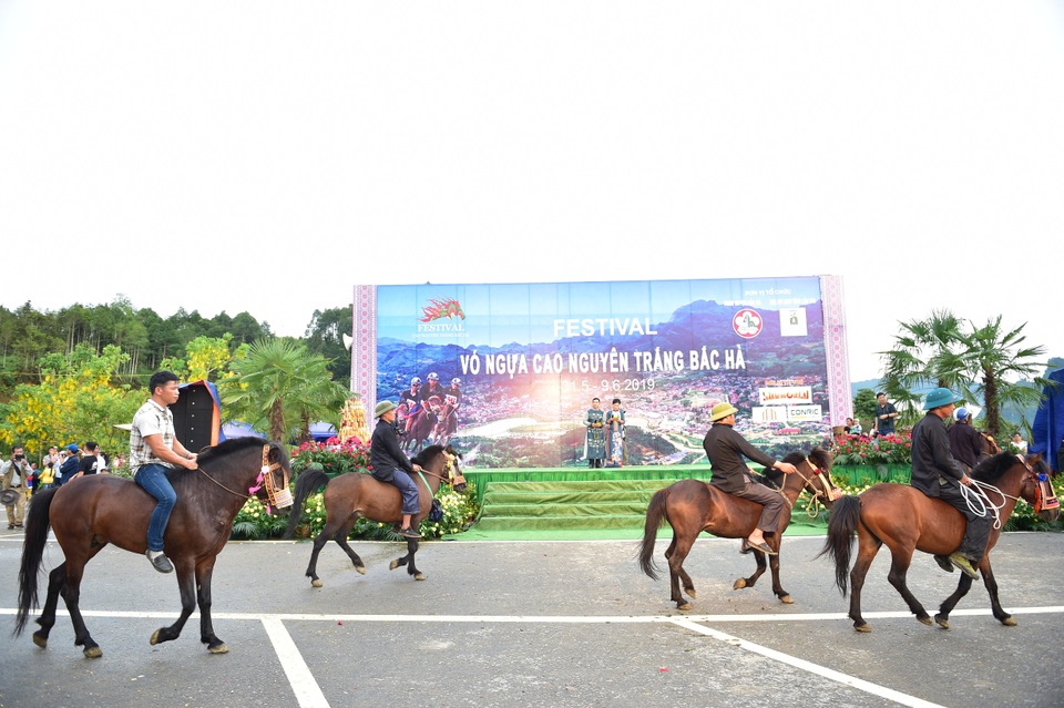 Đoàn xế cổ “độc nhất vô nhị” gây náo loạn “cao nguyên trắng Bắc Hà” - 18 Đoàn xế cổ “độc nhất vô nhị” gây náo loạn “cao nguyên trắng Bắc Hà” - 18