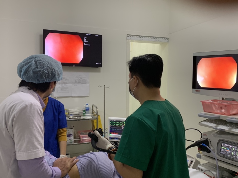 Chỉ đau bụng lâm râm, rối loạn đại tiện – nội soi bất ngờ phát hiện K trực tràng - 1 Chỉ đau bụng lâm râm, rối loạn đại tiện – nội soi bất ngờ phát hiện K trực tràng - 1