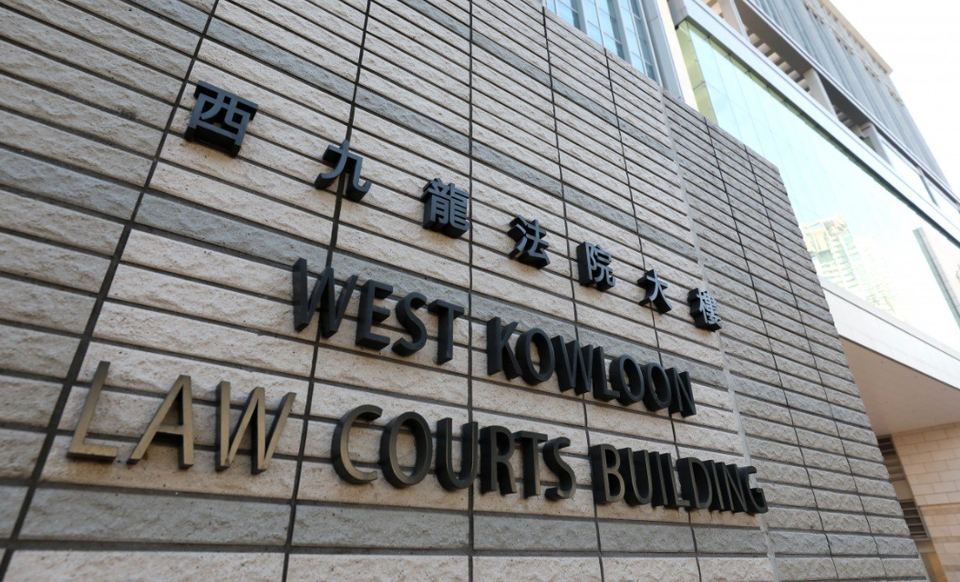 Ra tòa vì sờ ngực nữ giúp việc để kiểm tra bệnh mồ hôi - 1