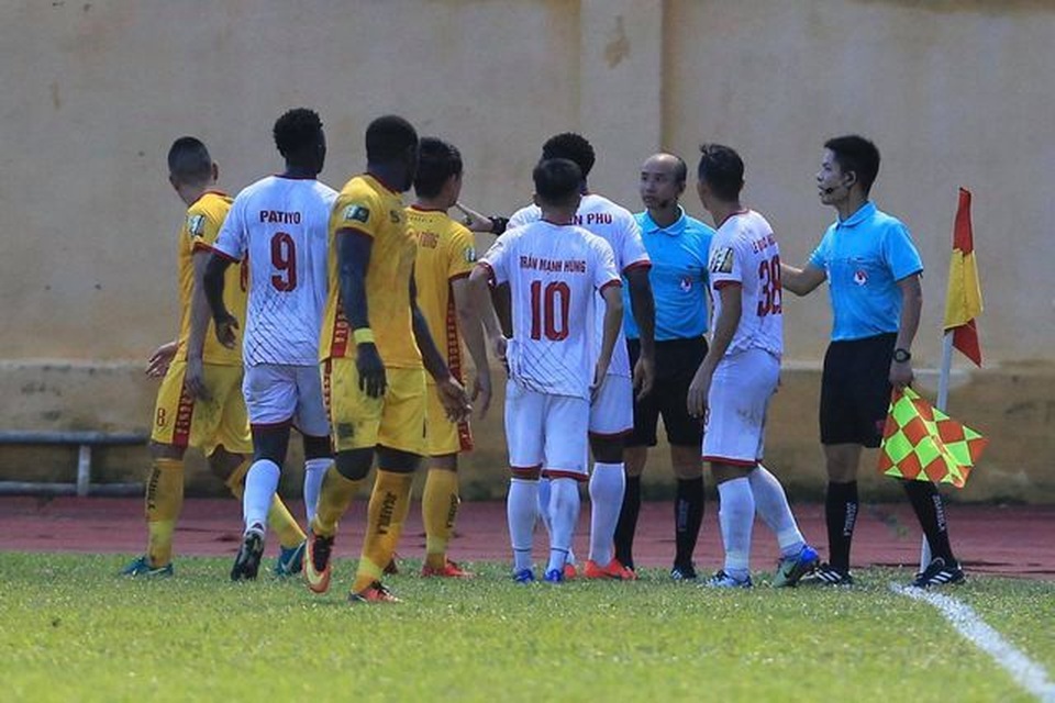 Cổ động viên “thành Nam” đệ đơn khiếu nại trọng tài đến VFF - 1 Cổ động viên “thành Nam” đệ đơn khiếu nại trọng tài đến VFF - 1