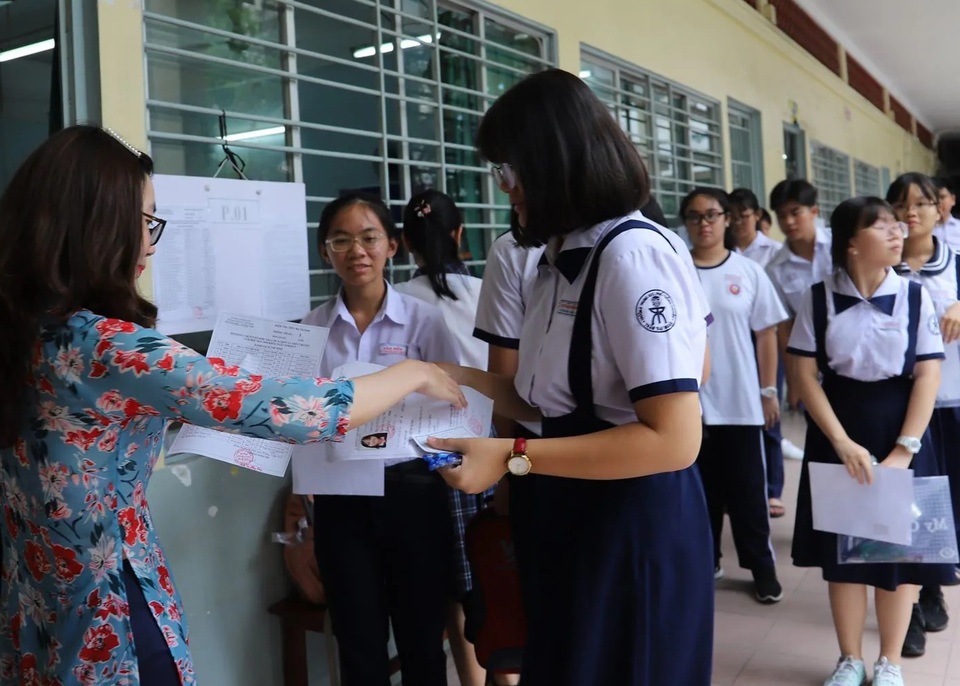 Xong thi chung, học sinh TPHCM cạnh tranh để vào lớp 10 chuyên - 1 Xong thi chung, học sinh TPHCM cạnh tranh để vào lớp 10 chuyên - 1