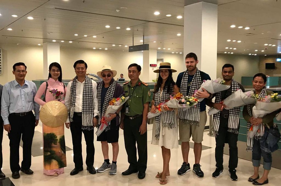 tth.jpg Chiều 3/6, chuyên cơ chở tỷ phú người Anh Joe Lewis, Chủ tịch CLB Totenham Hotspur đã hạ cánh xuống Sân bay quốc tế Cần Thơ