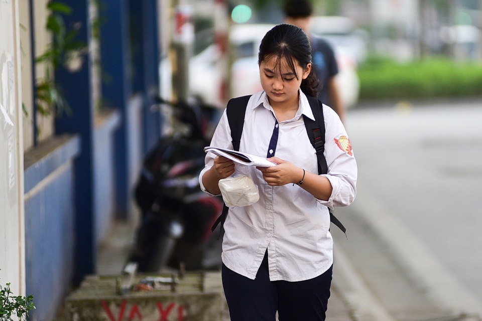 Thí sinh Hà Nội đi thi lớp 10 bằng “xế hộp” đắt tiền - 14 Thí sinh Hà Nội đi thi lớp 10 bằng “xế hộp” đắt tiền - 14