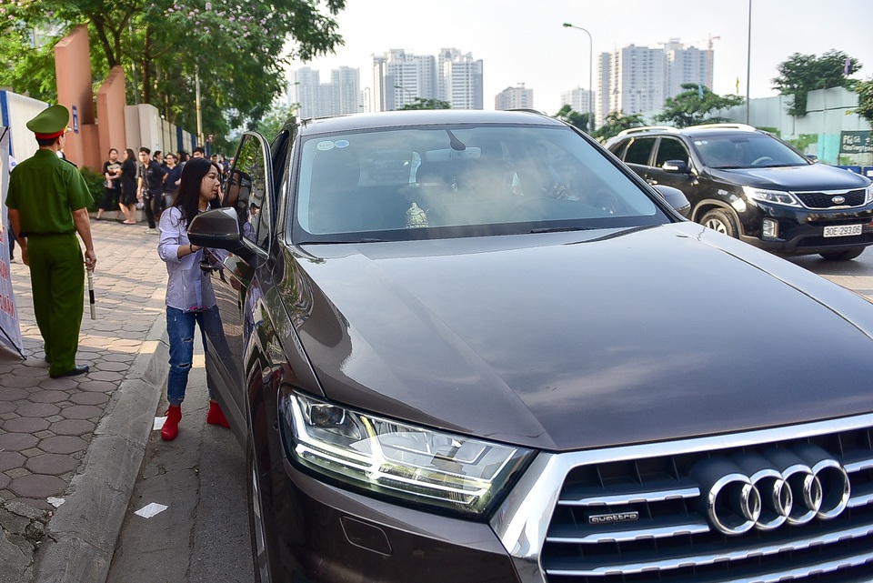 Thí sinh Hà Nội đi thi lớp 10 bằng “xế hộp” đắt tiền - 2 Thí sinh Hà Nội đi thi lớp 10 bằng “xế hộp” đắt tiền - 2