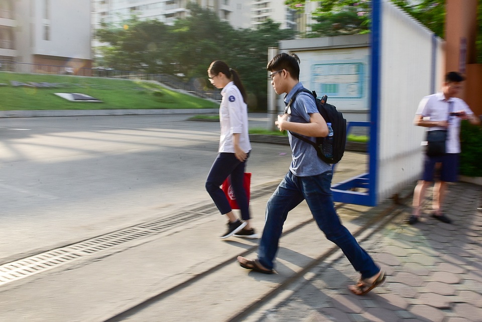 Thí sinh Hà Nội đi thi lớp 10 bằng “xế hộp” đắt tiền - 15 Thí sinh Hà Nội đi thi lớp 10 bằng “xế hộp” đắt tiền - 15