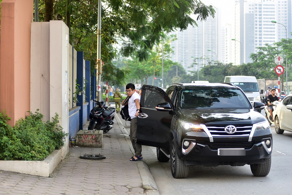 Thí sinh Hà Nội đi thi lớp 10 bằng “xế hộp” đắt tiền - 8 Thí sinh Hà Nội đi thi lớp 10 bằng “xế hộp” đắt tiền - 8