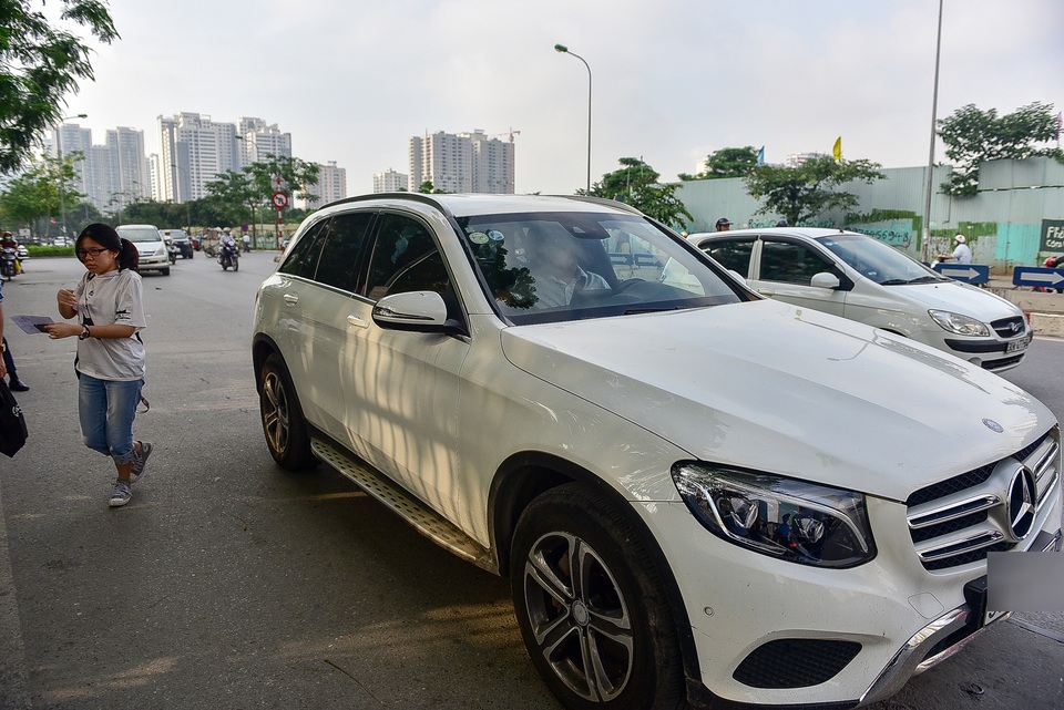 Thí sinh Hà Nội đi thi lớp 10 bằng “xế hộp” đắt tiền - 7 Thí sinh Hà Nội đi thi lớp 10 bằng “xế hộp” đắt tiền - 7
