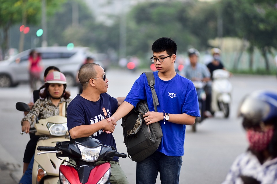 Thí sinh Hà Nội đi thi lớp 10 bằng “xế hộp” đắt tiền - 13 Thí sinh Hà Nội đi thi lớp 10 bằng “xế hộp” đắt tiền - 13