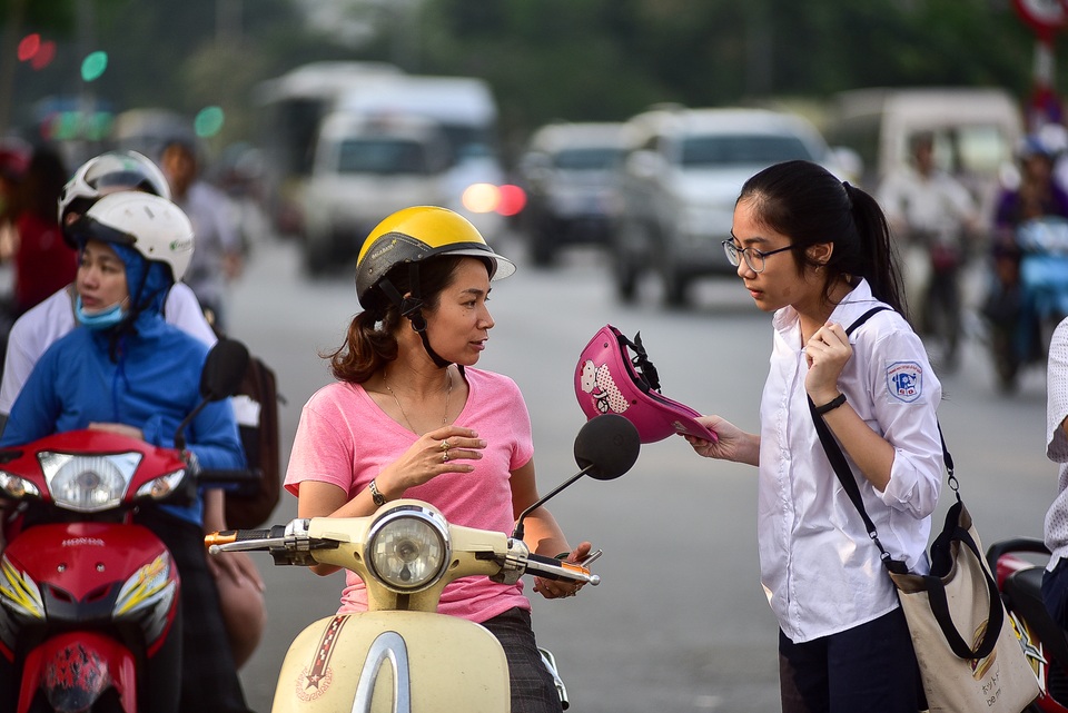 Thí sinh Hà Nội đi thi lớp 10 bằng “xế hộp” đắt tiền - 12 Thí sinh Hà Nội đi thi lớp 10 bằng “xế hộp” đắt tiền - 12