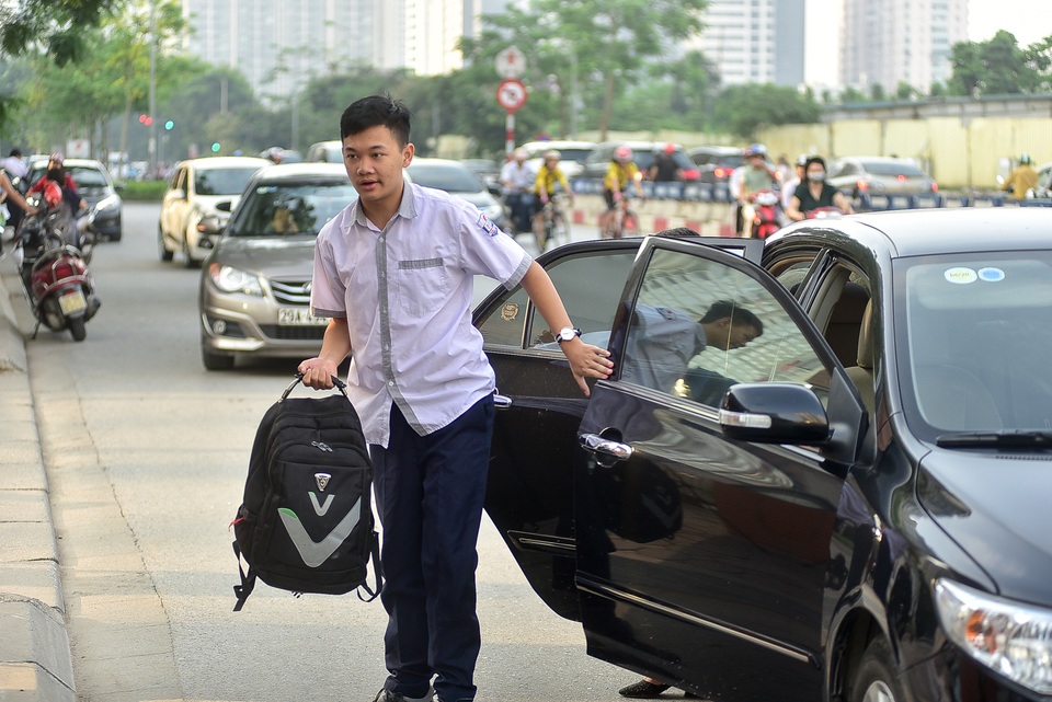 Thí sinh Hà Nội đi thi lớp 10 bằng “xế hộp” đắt tiền - 11 Thí sinh Hà Nội đi thi lớp 10 bằng “xế hộp” đắt tiền - 11