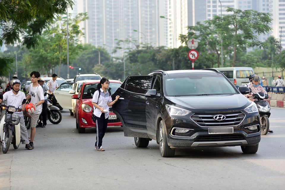 Thí sinh Hà Nội đi thi lớp 10 bằng “xế hộp” đắt tiền - 1 Thí sinh Hà Nội đi thi lớp 10 bằng “xế hộp” đắt tiền - 1