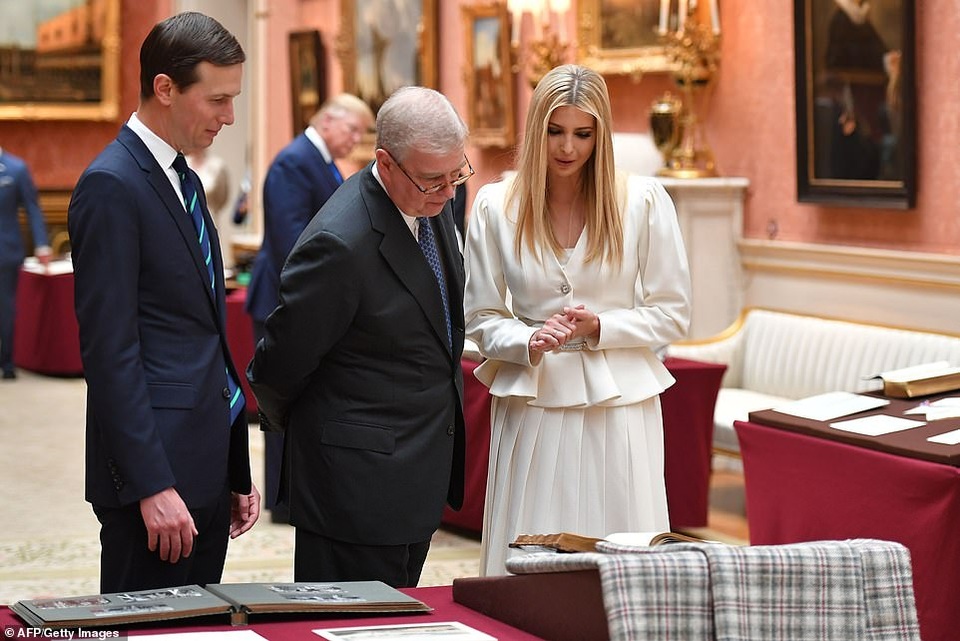 Đệ nhất phu nhân Mỹ cứu nguy cho ông Trump trước mặt Nữ hoàng Anh - 3 Đệ nhất phu nhân Mỹ cứu nguy cho ông Trump trước mặt Nữ hoàng Anh - 3
