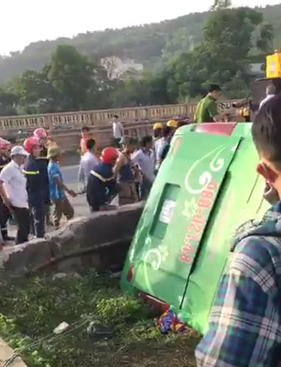 Xe khách lao xuống sông, ít nhất 1 người tử vong - 2 Xe khách lao xuống sông, ít nhất 1 người tử vong - 2