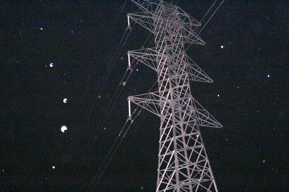 Hy hữu 2 anh em mắc kẹt trên cột điện cao thế nhiều giờ trong đêm - 1