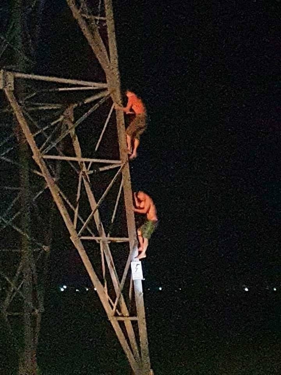 Hy hữu 2 anh em mắc kẹt trên cột điện cao thế nhiều giờ trong đêm - 3