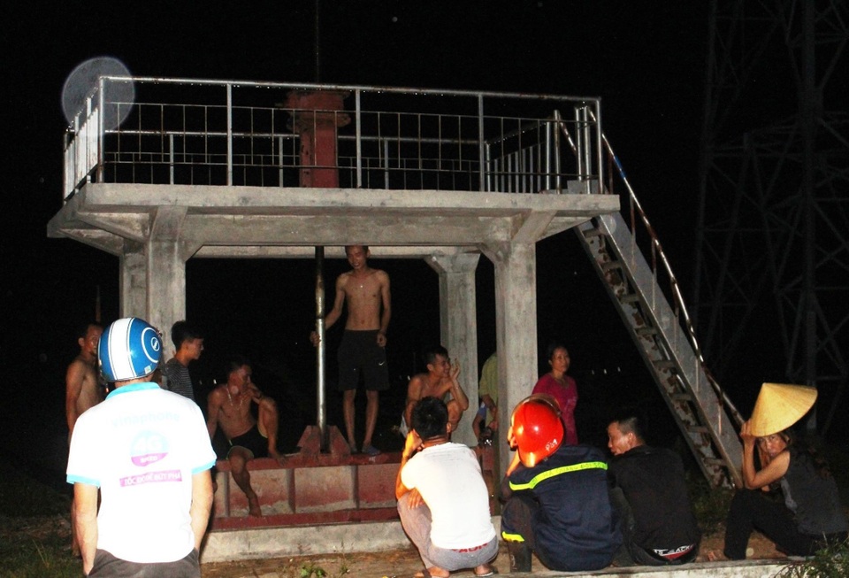 Hy hữu 2 anh em mắc kẹt trên cột điện cao thế nhiều giờ trong đêm - 2