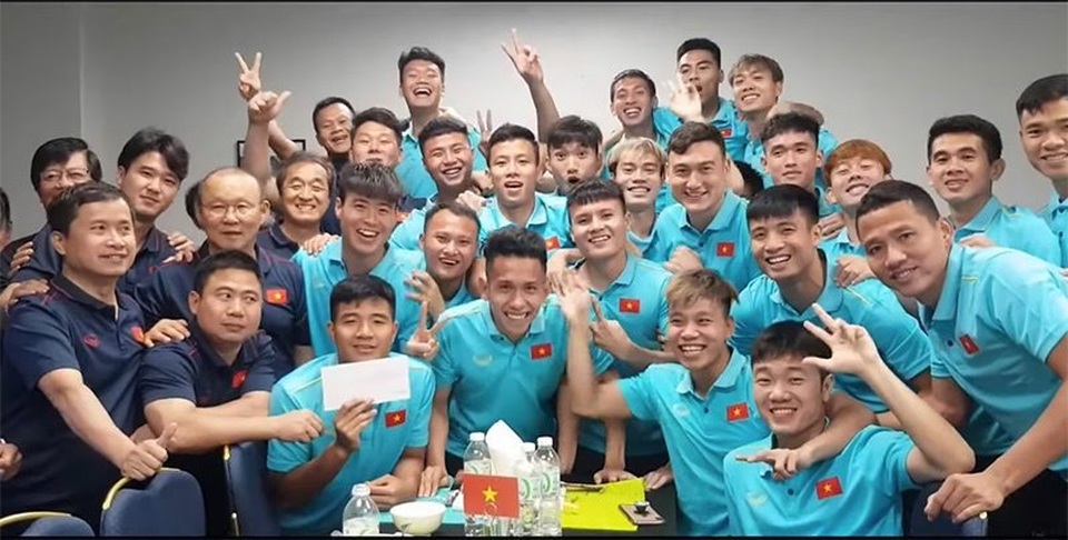 Hồng Duy hôn thầy Park, bị đồng đội chơi khăm ngày sinh nhật - 1