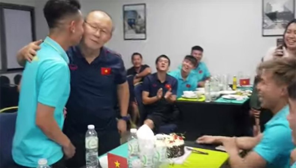 Hồng Duy hôn thầy Park, bị đồng đội chơi khăm ngày sinh nhật - 3