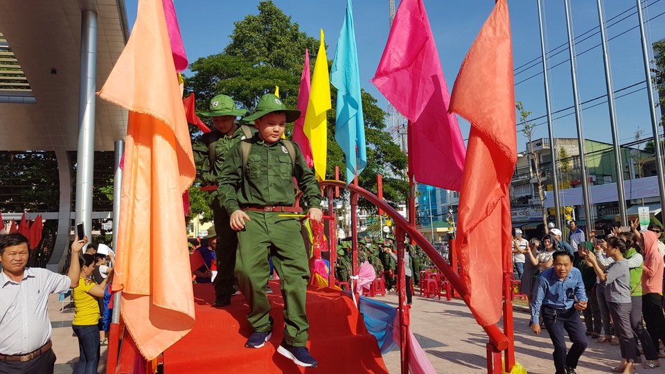 Quảng Ngãi: 111 học sinh trải nghiệm làm chiến sĩ - 1 Quảng Ngãi: 111 học sinh trải nghiệm làm chiến sĩ - 1