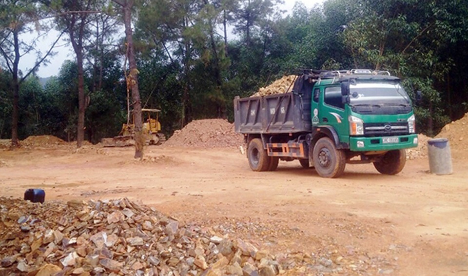 Ngang nhiên đổ cả nghìn khối đất đá xuống lòng hồ thủy lợi - 1 Ngang nhiên đổ cả nghìn khối đất đá xuống lòng hồ thủy lợi - 1