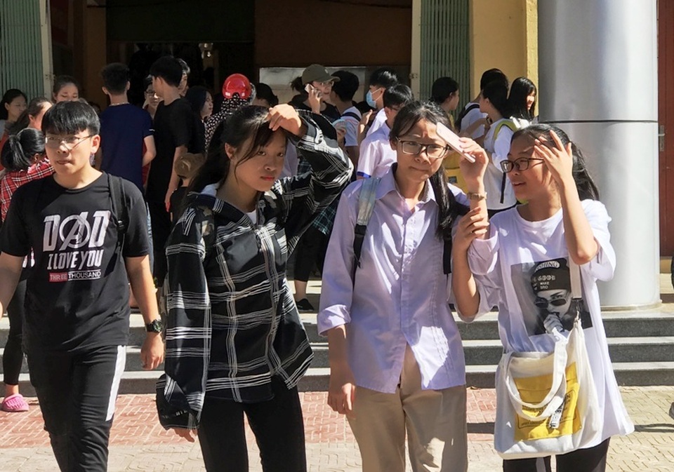 Thanh Hóa: Gần 36 nghìn thí sinh “đội nắng” làm thủ tục dự thi vào lớp 10 THPT - 1 Thanh Hóa: Gần 36 nghìn thí sinh “đội nắng” làm thủ tục dự thi vào lớp 10 THPT - 1