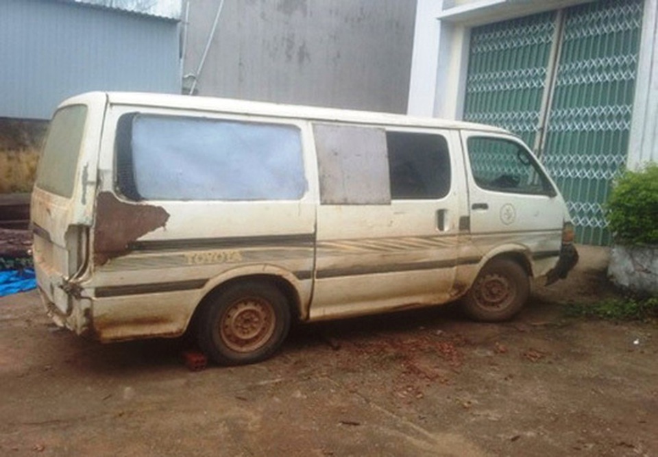 “Lâm tặc” xin gỗ bất thành, quay qua hù đốt xe - 1 “Lâm tặc” xin gỗ bất thành, quay qua hù đốt xe - 1