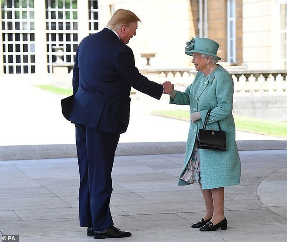 Hành động gây tranh cãi của Tổng thống Trump khi gặp Nữ hoàng Anh - 2 Hành động gây tranh cãi của Tổng thống Trump khi gặp Nữ hoàng Anh - 2