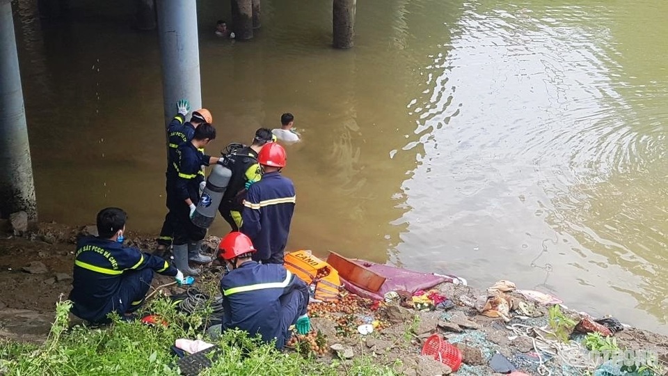 Vụ xe khách lao xuống sông: Thợ lặn đang tìm người dưới sông - 2 Vụ xe khách lao xuống sông: Thợ lặn đang tìm người dưới sông - 2