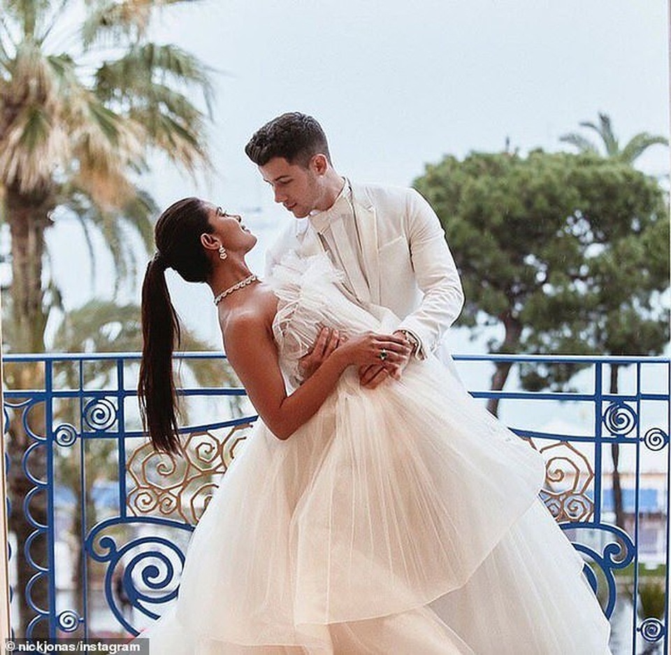 Hoa hậu thế giới bực dọc khi bị nói đăng quá nhiều ảnh cưới - 2 Hoa hậu thế giới bực dọc khi bị nói đăng quá nhiều ảnh cưới - 2