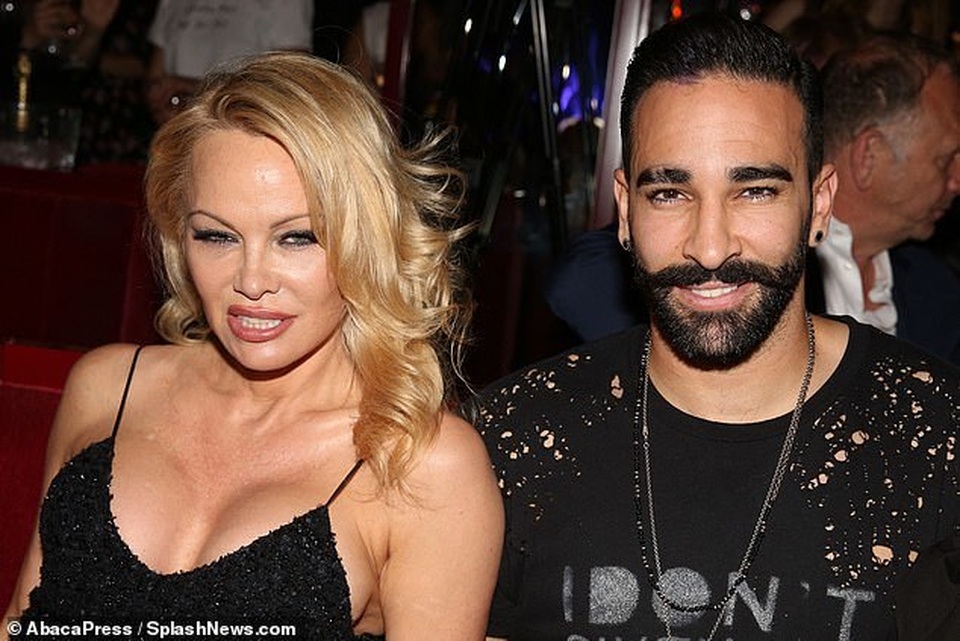 Pamela Anderson lấp ló ngực khủng bên bồ kém tuổi - 2