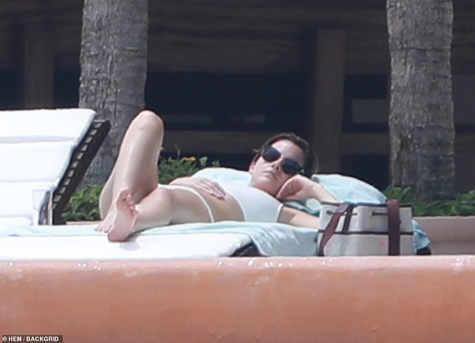 Emma Watson diện bikini khoe dáng chuẩn - 2 Emma Watson diện bikini khoe dáng chuẩn - 2
