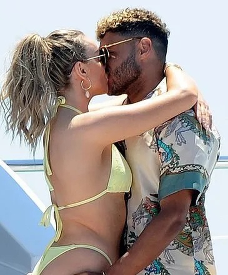 Perrie Edwards tình tứ hôn bạn trai trên du thuyền - 2 Perrie Edwards tình tứ hôn bạn trai trên du thuyền - 2